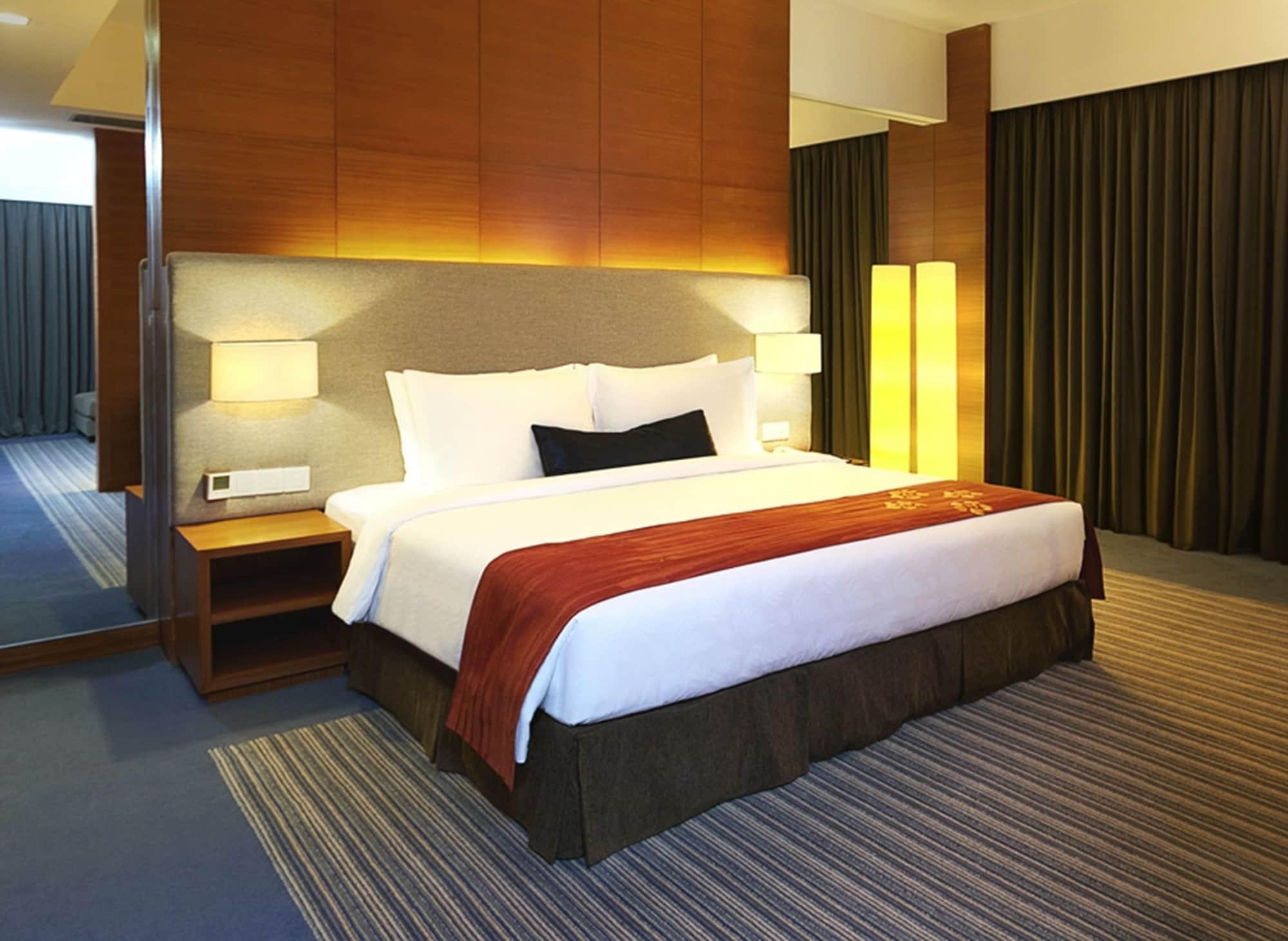 Zenith Hotel Kuantan Exterior photo A bedroom at the hotel