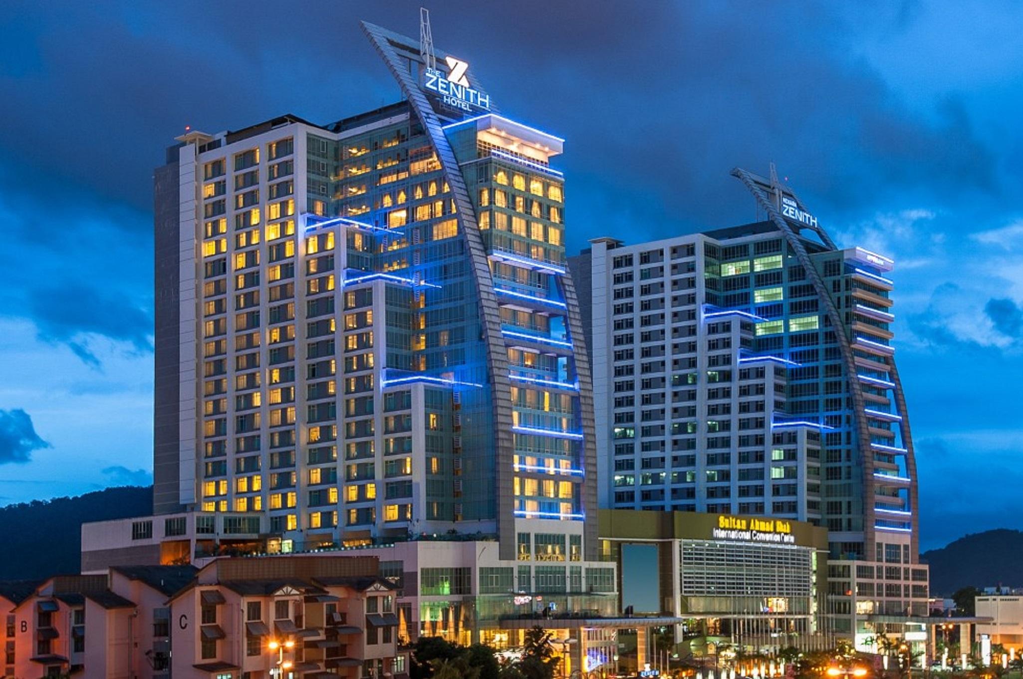 Zenith Hotel Kuantan Exterior photo The hotel at night