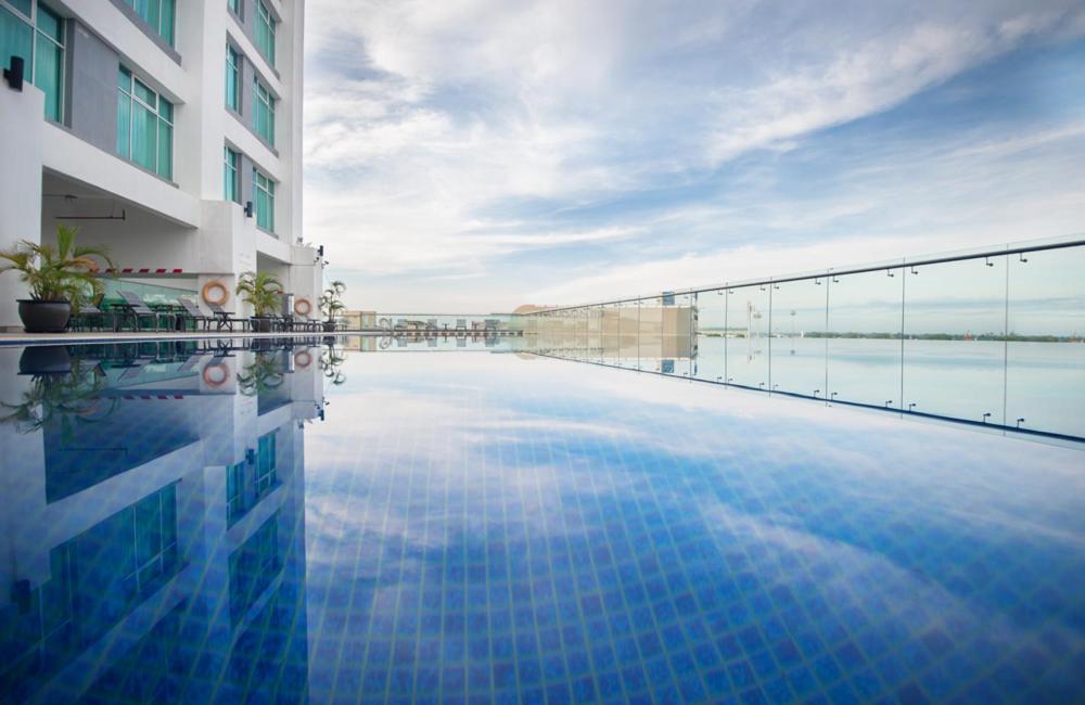 Zenith Hotel Kuantan Exterior photo Infinity pool at the rooftop of the hotel